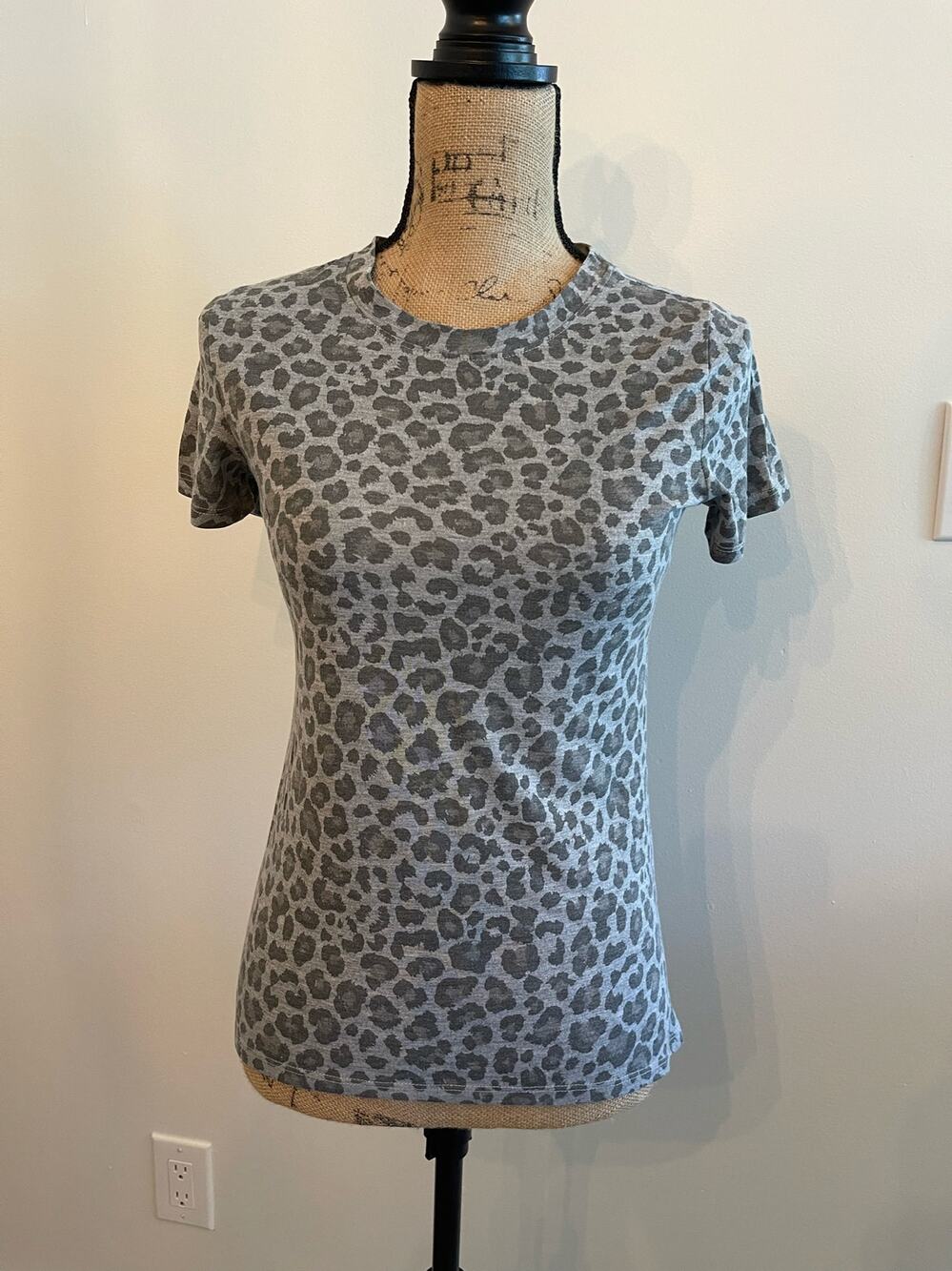 Zoe & Liv Gray Cheetah Print Top Size XS